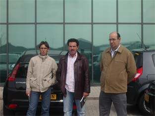 A la entrada de las instalaciones